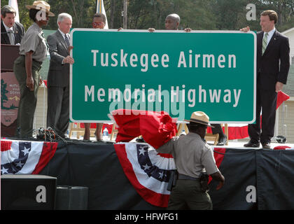 081010-N-3069F-011 TUSKEGEE, Al. (10. Oktober 2008) Alabama Gouverneur Herr Bob Riley, links, kündigt einem Teil der Interstate i-85 als Tuskegee Airmen Memorial Highway als Teil der National Park Service Zeremonie widmen Moton Field - die Tuskegee Airmen original Trainingsgelände - eine nationale historische Site. (Foto: U.S. Navy Mass Communication Specialist 1. Klasse Chris Fahey/freigegeben) U.S. Navy 081010-N-3069F-011 Alabama Gouverneur Herr Bob Riley kündigt einen Teil der Interstate i-85 als die Tuskegee Airmen Memorial Highway Stockfoto