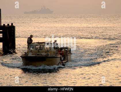 081012-N-3392P-077 KUWAIT NAVAL BASE, KUWAIT (12. Oktober 2008) Segler zugewiesen, Beach Master Unit (BMU) 2 Manöver ein leichter amphibious Resupply Cargo (LARC) während amphibische Operationen mit amphibischen Dock Landungsschiff USS Carter Hall (LSD-50). Carter Hall wird als Teil der Iwo Jima Expeditionary Strike Group unterstützt maritimer Sicherheitsoperationen in den USA bereitgestellt 5. Flotte Aufgabengebiet. (Foto: U.S. Navy Mass Communication Specialist 2. Klasse Katrina Parker-/Released) US Navy 081012-N-3392P-077 Segler zugewiesen Beach Master Unit (BMU) 2 Manöver ein leichter amphibiou Stockfoto