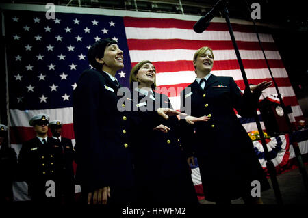 081012-N-5549O-100 NEW YORK (12. Oktober 2008) der United States Navy Band "Meer Musikanten" singen während einer Zeremonie der Feier des 100. Jahrestages der großen weißen Flotte zu einer Masse der Gäste an Bord der amphibischen Angriff Schiff USS Nassau (LHA-4).  (Foto: U.S. Navy Mass Communication Specialist 2. Klasse Kevin S. O'Brien/freigegeben) U.S. Navy 081012-N-5549O-100 der United States Navy Band Stockfoto