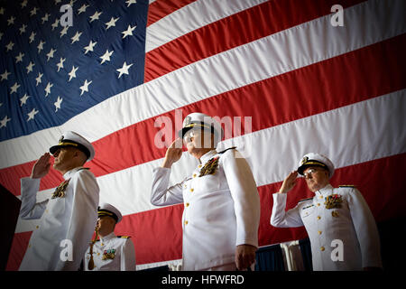 100514-N-0807W-084 VIRGINIA BEACH, Virginia (14. Mai 2010) Vice Admiral H. Denby Starling II, ehemaliger Kommandant der Marine Cyber Kräfte und Naval Warfare Netzwerkbefehl führt einen Gruß mit der offiziellen Party, da seine Fahne bei einem Befehl und Pensionierung Zeremonie im gemeinsamen Expeditionary Base Little Creek Fort Story nach unten gezogen wird. Starling war der Befehl der Marine Cyber Kräfte von Rear Admiral Tom Meek und am Naval Warfare Netzwerkbefehl von Rear Admiral Edward H. Deets III erleichtert. Starling zog sich nach 36 Jahren des naval Service. (Foto: U.S. Navy Mass Communication Specialist 2. Klasse Joshua J. Wahl / Stockfoto