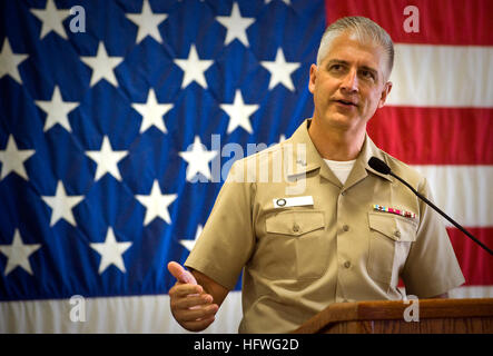 100514-N-0807W-029 VIRGINIA BEACH, Virginia (14. Mai 2010) Rear Admiral Tom Meek, Kommandierender Offizier der Navy Cyber Kräfte, hält seine erste All-Hände nennen. Cyber-Streitkräfte ist der Typ Kommandant für die Marine globale Informationen Domain, Bereitstellung von Personal und Ausrüstung in der Kryptologie, und Signal Intelligence, Cyber, elektronische Kriegsführung, Info-Operationen, Intelligenz, Netzwerke und Raum. (Foto: U.S. Navy Mass Communication Specialist 2. Klasse Joshua J. Wahl/freigegeben) US Navy 100519-N-0807W-029 Rear Admiral Tom Meek hält einen alle Hände Anruf Stockfoto