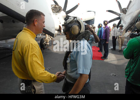 081020-N-7730P-023 indischen Ozean (20. Oktober 2008) Executive Officer Captain Kevin Couch, links, begrüßt Indian Air Force Air Commodore S.B.P. Sinha an Bord der Flugzeugträger der Nimitz-Klasse USS Ronald Reagan (CVN-76). Sinha ist an Bord des Ronald Reagan als Teil der gemeinsamen Malabar 2008 Übung, eine bilaterale Übung zwischen den USA und Indien Kräfte. (Foto: U.S. Navy Mass Communication Specialist 3. Klasse Gary Prill/freigegeben) UNS Marine 081020-N-7730P-023 Executive Officer Captain Kevin Couch, links, begrüßt Indian Air Force Air Commodore S.B.P. Sinha an Bord der Flugzeugträger der Nimitz-Klasse USS Stockfoto