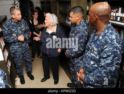 100715-N-5658B-014 Atlantik (15. Juli 2010) Befehl Kaplan CMdR Cameron Fish und ehemalige First Lady Barbara Bush tour des Schiffs Bibliothek an Bord des Flugzeugträgers George H.W. Bush (CVN-77). Die Bibliothek widmet sich der ehemalige Präsident der Tochter, der auch das Schiff Sponsor. Bush, verbrachten zusammen mit dem Schiff Namensvetter, George H.W. Bush, ihre Zeit an Bord Flugbetrieb beobachten, tourt das Schiff und besuchen mit der Crew. Der Flugzeugträger ist im Gange Durchführung von Ausbildung im Atlantischen Ozean. (Foto: U.S. Navy Mass Communication Specialist 2. Klasse Nathan A. Bailey / Stockfoto