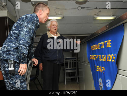 100715-N-5658B-023 Atlantik (15. Juli 2010) Befehl Kaplan CMdR Cameron Fish und ehemalige First Lady Barbara Bush tour des Schiffs Bibliothek an Bord des Flugzeugträgers George H.W. Bush (CVN-77). Die Bibliothek widmet sich der ehemalige Präsident der Tochter, der auch das Schiff Sponsor. Bush, verbrachten zusammen mit dem Schiff Namensvetter, George H.W. Bush, ihre Zeit an Bord Flugbetrieb beobachten, tourt das Schiff und besuchen mit der Crew. Der Flugzeugträger ist im Gange Durchführung von Ausbildung im Atlantischen Ozean. (Foto: U.S. Navy Mass Communication Specialist 2. Klasse Nathan A. Bailey / Stockfoto