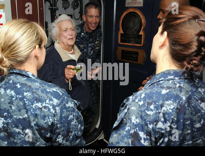 100715-N-5658B-032 Atlantik (15. Juli 2010) ehemalige First Lady Barbara Bush spricht mit Matrosen bei einem Rundgang durch das Schiff Bibliothek an Bord des Flugzeugträgers USS George H.W. Bush (CVN-77). Die Bibliothek widmet sich der ehemalige Präsident der Tochter, der auch das Schiff Sponsor. Bush, verbrachten zusammen mit dem Schiff Namensvetter, George H.W. Bush, ihre Zeit an Bord Flugbetrieb beobachten, tourt das Schiff und besuchen mit der Crew. Der Flugzeugträger ist im Gange Durchführung von Ausbildung im Atlantischen Ozean. (Foto: U.S. Navy Mass Communication Specialist 2. Klasse Nathan A. Bailey/freigegeben Stockfoto