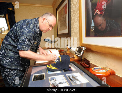 100715-N-5658B-069 Atlantik (15. Juli 2010) ADM J.C. Harvey Jr., Kommandeur des US Fleet Forces Command, unterzeichnet während eines Besuchs auf dem Flugzeugträger USS George H.W. Bush (CVN-77) Gästebuch. Harvey, zusammen mit der Fluggesellschaft Namensvetter, George H.W. Bush und seine Frau Barbara, verbrachten ihre Zeit an Bord Flugbetrieb beobachten, tourt das Schiff und besuchen mit der Crew. George H.W. Bush führt Schulungen im Atlantischen Ozean. (Foto: U.S. Navy Mass Communication Specialist 2. Klasse Nathan A. Bailey/freigegeben) UNS Kommandeur der US-Navy 100715-N-5658B-069 ADM J.C. Harvey Jr. Stockfoto