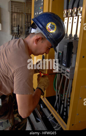 USS Kearsarge (LHD 3) unterstützt die Karibikphase des humanitären Hilfsprojekts Promise 08 durch die Bereitstellung eines Generators für ein lokales Krankenhaus. Stockfoto