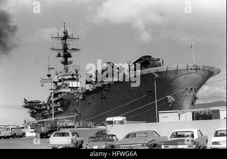 Die amphibischen Angriff Schiff USS NEW ORLEANS (LPH-11) angedockt und darauf warten, geladen werden.  Nach dem Laden werden es und Männer des 31. Marine Amphibious Referats auf westpazifischen für Übungen bereitstellen. USS New Orleans (LPH-11) angedockt in Pearl Harbor, 1982 Stockfoto