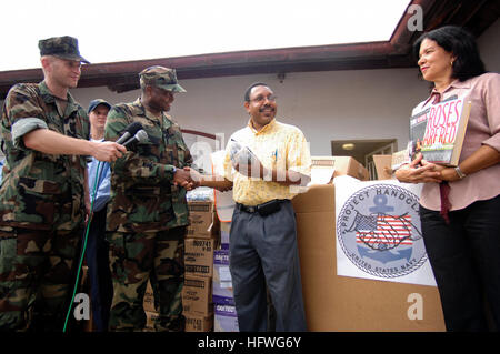 Die USS Kearsarge führt während der Fortsetzung von PROMISE 08 humanitäre Operationen durch und übergibt Spenden an das Suffisantweg Rote Kreuz Center in der Karibik-Phase der Mission mit Partnerländern. Stockfoto