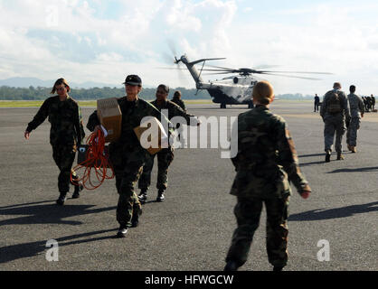 Medizinisches Personal der USS Kearsarge entlädt Vorräte aus Hubschraubern, um die Operationen in der Gesundheitsklinik im Rahmen von Continuing Promise 08 zu unterstützen, einer humanitären Hilfsmission in der Karibik mit mehreren internationalen Partnern. Stockfoto