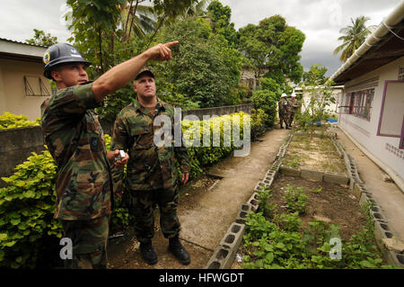 Das Personal an Bord der USS Kearsarge (LHD 3) führt während der Karibikphase der fortgesetzten Mission PROMISE 08 für humanitäre und zivile Hilfe eine Standortuntersuchung für technische Operationen in der Kinderstube Cyril Ross durch. Stockfoto