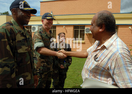 Medizinisches Personal an Bord der USS Kearsarge sorgt während der Karibikphase von Promise 2008, einer multinationalen humanitären und zivilen Hilfsmission, in einer benachbarten Gesundheitsklinik in Trinidad und Tobago für die Versorgung. Stockfoto