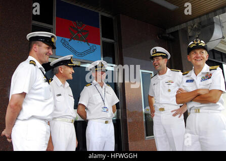 081028-N-7095C-002 Singapur (28. Oktober 2008) Vice Admiral John Bird, Commander, U.S. 7. US-Flotte, Mitte rechts, grüßt Marine Führer aus dem Vereinigten Königreich, Neuseeland und Australien nach einem Büro anrufen mit Rear Admiral Nora Tyson, rechts, Commander, Logistik Gruppe westlichen Pazifik. Während in Singapur, Vogel auch Treffen mit den Führern der Republik der Singapur Marine und besuchen einen Empfang an Bord des Flugzeugträgers USS Ronald Reagan (CVN-76). (Foto: U.S. Navy Mass Communication Specialist 2. Klasse Seth Clarke/freigegeben) US Navy 081028-N-7095C-002 Vice Admiral John Bird, Commander, US 7. Flotte, Zentrum Stockfoto