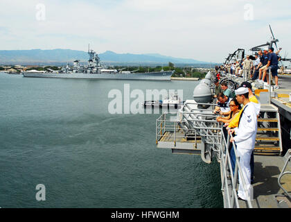 081029-N-2183K-010 PEARL HARBOR (29. Oktober 2008) Familienmitglieder der Matrosen und Marinesoldaten sammeln auf dem Flugdeck, historische Sehenswürdigkeiten, die durch schieben, wie die amphibischen Angriff Schiff USS Peleliu (LHA-5) begibt sich auf einen Tiger Cruise in der letzten Phase einer geplanten sechsmonatigen Einsatz zu sehen. Peleliu ist das Flaggschiff der Peleliu Expeditionary Strike Group. U.S. Navy Photo by Mass Communication Specialist 2. Klasse Dustin Kelling/freigegeben) Marine 081029-N-2183 K-010 Familie Mitglieder der Matrosen und Marinesoldaten sammeln auf dem Flugdeck zu historische Sehenswürdigkeiten von schieben Sie als amphibischer Angriff Schiff U beobachten Stockfoto