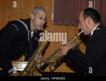 081103-N-1655H-006 CONSTANTA, Rumänien (3. November 2008) Musiker 2. Klasse Tony Carter und Mitglied der rumänischen Marine Band durchführen während einer spontanen Session, indem Sie das gemeinsame Konzert der Commander, US Naval Forces Europe Band und die rumänische Naval Academy Band an der Mircea Cel Batran Military Naval Academy. Die Leistung führte bei USS Mount WhitneyÕs (LCC/GBA 20) viertägige Hafen Besuch, hervorgehoben durch den Vice Admiral Bruce W. ClinganÕs, Kommandant, 6. US-Flotte, Treffen mit rumänischen Chief of Naval Forces Personal Dorin Danila, laufenden schwarzen Meer maritime Partnerschaften zu diskutieren. (U.. Stockfoto