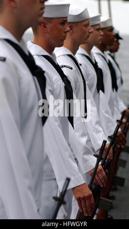 050629-N-5345W-010-Atlantik (29. Juni 2005) - Ehrengarde Mitglieder stehen in Parade Ruhe während einer Bestattung auf See Zeremonie an Bord der Flugzeugträger der Nimitz-Klasse USS Harry S. Truman (CVN-75), für Seemann 2. Klasse Jacob W. King, ein Veteran des zweiten Weltkrieges, die 28. August 2004 im Alter von 79 Jahren verstorben. Ur-Enkel des Königs, des Maschinisten Mate 1. Klasse James Van Dyke derzeit an Bord des Schiffes. Truman führt derzeit Träger Qualifikationen und Operationen von der Ostküste. US Navy Foto vom Fotografen der 3. Klasse Kristopher Wilson (freigegeben) Paaren uns Marine 050629-N-5345W-010 Stockfoto