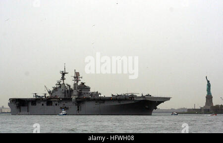 081105-N-1938G-003 in NEW YORK CITY (5. November 2008) kommt das Mehrzweck amphibischer Angriff Schiff USS Bataan (LHD-5) in New York City für eine Woche Gemeinschaft Veranstaltungen, Führungen, Öffentlichkeitsarbeit und Unterstützung für die große Wiedereröffnung der Intrepid Sea, Air & Space Museum. Der Anlauf ist eine Chance für fast 1.500 Matrosen und Marinesoldaten, Sehenswürdigkeiten, Geschäfte und Lebensmittel des Big Apple zu genießen und ihren Service zu feiern, durch die Teilnahme an der Stadt 89. Veterans Day Parade. Foto: U.S. Navy Mass Communication Specialist 2. Klasse Erica R. Gardner (freigegeben) Marine 081105-N-1938 G-003 USS Bataan (LHD Stockfoto