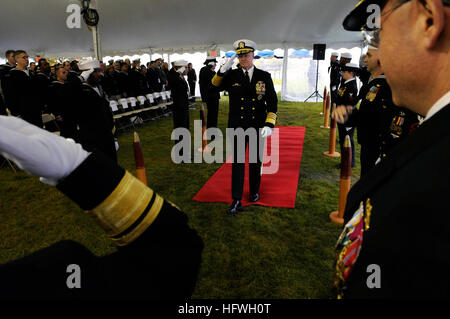 081106-N-8273J-019 NEWPORT, RI (6. November 2008) Chief of Naval Operations (CNO) Admiral Gary Roughead, würdigt die Seite Jungs für die Ankunft der offiziellen Partei bei einem Befehl Zeremonie wo Rear Admiral Jacob L. Shuford erleichtert als Präsident von Rear Admiral James P. Wisecup bei der United States Naval War College war. (Foto: U.S. Navy Mass Communication Specialist 1. Klasse Tiffini M. Jones/freigegeben) U.S. Navy 081106-N-8273J-019 Chief of Naval Operations (CNO) Admiral Gary Roughead, grüßt die Seite Jungs für die Ankunft der offiziellen Partei Stockfoto