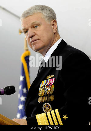 081106-N-8273J-077 NEWPORT, RI (6. November 2008) Chief of Naval Operations (CNO) Admiral Gary Roughead, spricht bei einer Änderung der Befehl Zeremonie wo war Rear Admiral Jacob L. Shuford erleichtert als Präsident von Rear Admiral James P. Wisecup bei der United States Naval War College. (Foto: U.S. Navy Mass Communication Specialist 1. Klasse Tiffini M. Jones/freigegeben) U.S. Navy 081106-N-8273J-077 Chief of Naval Operations (CNO) Admiral Gary Roughead liefert Hinweise Stockfoto