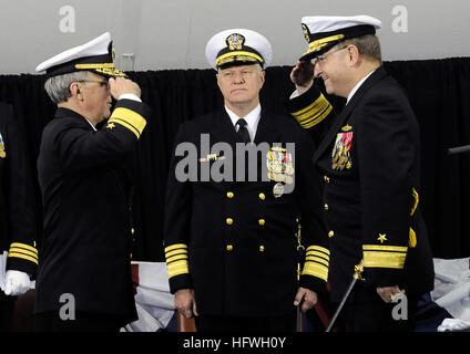 081106-N-8273J-114 NEWPORT, RI (6. November 2008) Rear Admiral James P. Wisecup, links, lindert Rear Admiral Jacob L. Shuford als Präsident der United States Naval War College bei einem Befehl Zeremonie. (Foto: U.S. Navy Mass Communication Specialist 1. Klasse Tiffini M. Jones/freigegeben) U.S. Navy 081106-N-8273J-114 Rear Admiral James P. Wisecup, links, lindert Rear Admiral Jacob L. Shuford als Präsident der United States Naval War College bei einem Befehl Zeremonie Stockfoto