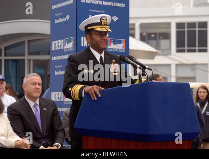 Mitarbeiter der US Second Fleet nehmen an der Wiedereröffnung des Intrepid Sea, Air & Space Museum in Manhattan teil. Die Veranstaltung umfasst Militärmitglieder, ehemalige Besatzung der USS Intrepid, Museumsmitarbeiter und Besucher, die die Restaurierung des Museums und die öffentliche Zugänglichkeit des Museums feiern. Stockfoto