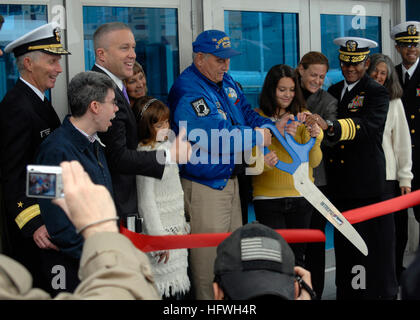 081108-N-6735B-038 NEW YORK (8. November 2008) Mike Hallahan, Präsident der unerschrockenen ehemalige Besatzungsmitglieder Verband und Vice Admiral Mel Williams Jr., Kommandant, USA Zweite Flotte, schneiden Sie das Band um das Intrepid Sea, Air & Raumfahrtmuseum in Manhattan offiziell wieder zu öffnen. Militärisches Personal, ehemalige Intrepid Besatzungsmitglieder, Angestellten und Besucher nahmen an der Zeremonie. (Foto: U.S. Navy Mass Communication Specialist 3. Klasse Scott A. Buchholz/freigegeben) US Navy 081108-N-6735B-038 Mike Hallahan und Vice Admiral Mel Williams Jr. schneiden das Band offiziell die Intrepid Sea, Air öffnen %% 5E Raumfahrtmuseum in Stockfoto