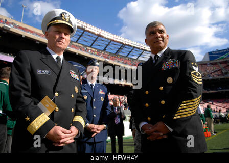 081109-N-9818V-120 EAST RUTHERFORD, NJ (9. November 2008) Rear Admiral Terence E. McKnight, Kommandant, Expeditionary Strike Group (ESG) 2 und Master Chief Petty Officer der Marine (INTERNIERUNGSLAGER) Joe R. Campa Jr. stehen an der Seitenlinie auf the Meadowlands vor dem NFL-Spiel zwischen den New York Jets und den St. Louis Rams am Military Appreciation Day. (Foto: U.S. Navy Mass Communication Specialist 1. Klasse Jennifer A. Villalovos/freigegeben) US Navy 081109-N-9818V-120 Rear Admiral Terence E. McKnight und Master Chief Petty Officer von der Navy Joe R. Campa Jr. an der Seitenlinie auf the Meadowlands vor stehen die Stockfoto