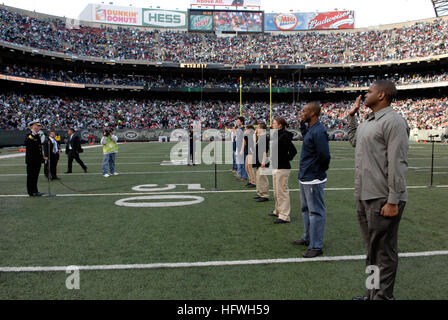 081109-N-9818V-621 EAST RUTHERFORD, NJ (9. November 2008) Rear Admiral Terence E. McKnight, Kommandant, Expeditionary Strike Group (ESG) 2 liest den Eid der Eintragung für eine Gruppe von zukünftigen Service-Mitglieder in der Halbzeitpause auf the Meadowlands. Die New York Jets fand auf den St. Louis Rams am Military Appreciation Day. (Foto: U.S. Navy Mass Communication Specialist 1. Klasse Jennifer A. Villalovos/freigegeben) US Navy 081109-N-9818V-621 Rear Admiral Terence E. McKnight liest den Eid der Eintragung für eine Gruppe von zukünftigen Service-Mitglieder in der Halbzeitpause auf the Meadowlands Stockfoto