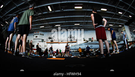 081112-N-9928E-095 Pazifik (12. November 2008) Matrosen und Marinesoldaten teilnehmen an einem körperlichen Training unter der Leitung von explosive Ordnance Entsorgung Personal im Hangar Bucht der Nimitz-Klasse-Flugzeugträger USS John C. Stennis (CVN-74). John C. Stennis führt eine gemeinsame Task Force Übung vor der Küste von Süd-Kalifornien. (Foto: U.S. Navy Mass Communication Specialist 3. Klasse Josue Escobosa / veröffentlicht) UNS Marine 081112-N-9928E-095 Matrosen und Marinesoldaten, die Teilnahme an einem körperlichen Training unter der Leitung von explosive Ordnance Entsorgung Personal im Hangar Bucht der Nimitz-Klasse Luft Stockfoto