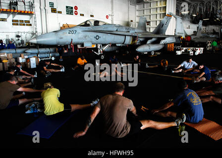 081112-N-9928E-121 Pazifik (12. November 2008) Matrosen und Marinesoldaten teilnehmen an einem körperlichen Training unter der Leitung von explosive Ordnance Entsorgung Personal im Hangar Bucht der Nimitz-Klasse-Flugzeugträger USS John C. Stennis (CVN-74). John C. Stennis führt eine gemeinsame Task Force Übung vor der Küste von Süd-Kalifornien. (Foto: U.S. Navy Mass Communication Specialist 3. Klasse Josue Escobosa/freigegeben) UNS Marine 081112-N-9928E-121 Matrosen und Marinesoldaten an einem körperlichen Training unter der Leitung von explosive Ordnance Entsorgung Personal im Hangar Bucht der Nimitz-Klasse Airc teilnehmen Stockfoto
