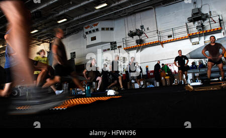 081112-N-9928E-153 Pazifik (12. November 2008) Matrosen und Marinesoldaten teilnehmen an einem körperlichen Training unter der Leitung von explosive Ordnance Entsorgung Personal im Hangar Bucht der Nimitz-Klasse-Flugzeugträger USS John C. Stennis (CVN-74). John C. Stennis führt eine gemeinsame Task Force Übung vor der Küste von Süd-Kalifornien. (Foto: U.S. Navy Mass Communication Specialist 3. Klasse Josue Escobosa/freigegeben) UNS Marine 081112-N-9928E-153 Matrosen und Marinesoldaten an einem körperlichen Training unter der Leitung von explosive Ordnance Entsorgung Personal im Hangar Bucht der Nimitz-Klasse Airc teilnehmen Stockfoto