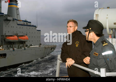 081117-N-9123-L-002 Pazifik (17. November 2008) Lt. CMdR Robert Ogden, Executive Officer von geführte Flugkörper Zerstörer USS John S. McCain (DDG-56), links, und Lt. Daisuke Mihara, Waffe Offizier an Bord des Zerstörers Japan Maritime Self-Defense Force Murasame (DD-101), beobachten eine Auffüllung mit Military Sealift Command Flotte im Gange Nachschub Öler USNS John Ericsson (T-AO 194) während der bilateralen Übung ANNUALEX. McCain ist einer der sieben Arleigh Burke-Klasse geführte Flugkörper Zerstörer Zerstörer Geschwader 15 zugeordnet. (Foto: U.S. Navy Mass Communication Specialist 2. Klasse Byro Stockfoto