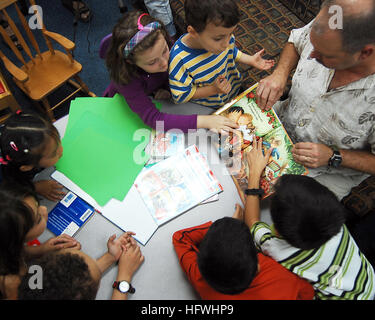 081123-N-7862M-001 BAHRAIN (22. November 2008) Studenten aus Bahrain Schule teilen eine interaktive Leseerlebnis mit US Naval Support Aktivität Bahrain Command Master Chief Randy Schuh während "Familie Story Time" in die US Naval Support Bahrain Aktivitätsbibliothek. "Familie Story Time" ist eine monatliche Moral, Wohlbefinden und Erholung Bahrain Programm Lese, Handwerk-Herstellung und Spiel Aktivitäten bietet, während die Schüler und ihre Eltern und ihre Eltern Zeit miteinander zu verbringen. (Foto: U.S. Navy Mass Communication Specialist 2. Klasse Stephen Murphy/freigegeben) US Navy 081123 Stockfoto