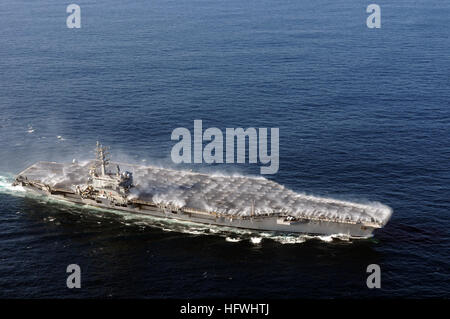 081124-N-3659B-576 Pazifik (24. November 2008) Gegenmaßnahme Wash-down Sprinkler sind aktiviert, da die Flugzeugträger der Nimitz-Klasse USS Ronald Reagan (CVN-76) durch den Pazifischen Ozean am Ende ein Fly-off für Carrier Air Wing (CVW) 14-Transite. Während der Fly-off die Örtlich festgelegtflügel Flugzeug-Geschwader zugewiesen CVW-14 alle ihre verfügbaren Flugzeuge gestartet und flog sie nach ihren verschiedenen Homeports, so dass Reagans Flugdeck praktisch leer. Ronald Reagan ist auf einem routinemäßigen Einsatz in den USA 3. Flotte Aufgabengebiet. Foto: U.S. Navy Masse Kommunikation Specia Stockfoto