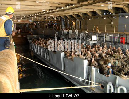 081125-N-3392P-059 Persischen Golf (25. November 2008) Marines aus der 26. Marine Expeditionary Unit (MEU 26) begeben Sie sich an Bord der amphibischen Dock Landungsschiff USS Carter Hall (LSD 50) in ein Landungsboot-Dienstprogramm von Assault Craft Einheit (ACU) 2. Carter Hall ist in den USA bereitgestellt 5. Flotte Einsatzgebiet mit der Iwo Jima Strike Group, Sicherheit im Seeverkehr Operationen durchzuführen. (Foto: U.S. Navy Mass Communications Specialist 2. Klasse Katrina Parker/freigegeben) US Navy 081125-N-3392P-059 Marines begeben Sie sich an Bord der amphibischen Dock Landungsschiff USS Carter Hall (LSD-50) Stockfoto