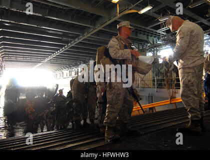 081125-N-3392P-089 Persischen Golf (25. November 2008) Marines aus der 26. Marine Expeditionary Unit (MEU 26) begeben Sie sich an Bord der amphibischen Dock Landungsschiff USS Carter Hall (LSD-50). Carter Hall ist in den USA bereitgestellt 5. Flotte Einsatzgebiet mit der Iwo Jima Strike Group, Sicherheit im Seeverkehr Operationen durchzuführen. (Foto: U.S. Navy Mass Communications Specialist 2. Klasse Katrina Parker/freigegeben) US Navy 081125-N-3392P-089 Marines begeben Sie sich an Bord der amphibischen Dock Landungsschiff USS Carter Hall (LSD-50) Stockfoto