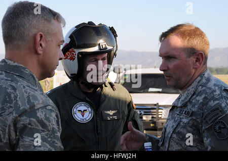 100115-N-6247V-118 PORT-AU-PRINCE, Haiti (15. Januar 2010) Rear Admiral Ted N. Branch, Center, Kommandant, Carrier Strike Group (CSG) 1, spricht mit Armee Generalleutnant Keen, direkt und Air Force Colonel Ament, verließ nach seiner Ankunft in Haiti Jan. 15. Niederlassung an Bord der USS Carl Vinson (CVN-70) in Angriff genommen kam Jan. 15, um humanitäre Hilfe und Nothilfe nach der Erdbebenkatastrophe von Jan. 12 bieten. (Foto: U.S. Navy Mass Communication Specialist 2. Klasse Candice Villarreal/freigegeben) U.S. Navy 100115-N-6247V-118 Rear Admiral Ted N. Branch, Center, Kommandant, Carrier Strike Group (CSG) 1, spricht Witz Stockfoto