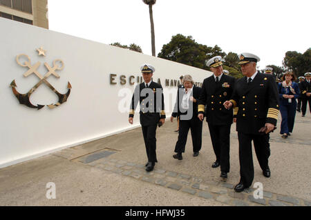 081201-N-8273J-261 VALPARAISO, CHILE (1. Dezember 2008) Chief of Naval Operations (CNO) Admiral Gary Roughead, Center, ist eine Tour durch die chilenische Marine-Akademie, Arturo Prat, von Admiral Roldopho Codina, chilenische Chief of Naval Operations und Capt Osvaldo Schwarzenberg, Direktor der Naval Academy während des Besuchs der chilenischen Marine in Valparaiso, Chile gegeben. Roughead ist in Chile, Teilnahme an der Exponaval 2008. (Foto: U.S. Navy Mass Communication Specialist 1. Klasse Tiffini M. Jones/freigegeben) U.S. Navy 081201-N-8273J-261 Chief of Naval Operations (CNO) Admiral Gary Roughead ist eine Tour durch die chilenische Nav gegeben. Stockfoto