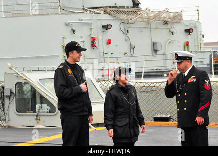 081201-N-5758H-222 HALIFAX, Nova Scotia (1. Dezember 2008) Chief Boatswain's Mate Francisco Valdovinos, zugeordnet dem littoral combat Schiff USS Freedom (LCS-1), spielt das Rohr für den kanadischen Segler an Bord der Canadian Navy Fregatte HMCS St. John (FFH-340), während ein Hafen in Halifax zu besuchen. Freiheit ist das erste von zwei littoral Kampfschiffe für Flachwasser-Umgebungen zur Abwehr von Bedrohungen in den Küstenregionen Einsatz konzipiert und ist derzeit auf dem Weg nach Norfolk, VA. US Navy Foto von Massenkommunikation 2. Klasse Spezialist Kenneth R. Hendrix (freigegeben) uns Marine 081201-N-5758H-222 Chief Boatswain es Stockfoto