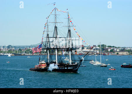 050704-N-4008C-002-Boston, Massachusetts (4. Juli 2005) - The Navy älteste beauftragt Schiff, USS Constitution, Brände seine Kanone in Salut an den amphibischen Angriff Schiff USS Bataan (LHD-5) bei Verfassung des jährlichen Independence Day Turnaround-Kreuzfahrt im Hafen von Boston. Jedes Jahr startet die Crew der Verfassung am 4. Juli um das Schiff zu Wetter gleichmäßig auf beiden Seiten zu ermöglichen. Foto: U.S. Navy PhotographerÕs Mate 2. Klasse Jonathan Carmichael (freigegeben) USS Constitution salutiert Bataan 2005 Stockfoto