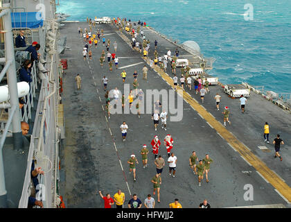 081212-N-5681S-010 Persischen Golf (12. Dezember 2008) Matrosen und Marinesoldaten zu beteiligen, in ein "halber" 10-Kilometer-Lauf auf dem Flugdeck der Mehrzweck amphibischer Angriff Schiff USS Iwo Jima (LHD-7) um den halben Punkt ihres Einsatzes zu gedenken. Iwo Jima wird eingesetzt als Teil der Iwo Jima Expeditionary Strike Group maritimer Sicherheitsoperationen in den USA unterstützen 5. Flotte Aufgabengebiet. (Foto: U.S. Navy Mass Communication Specialist 2. Klasse Michael Starkey/freigegeben) U.S. Navy 081212-N-5681S-010-Matrosen und Marinesoldaten teilnehmen, einer Stockfoto