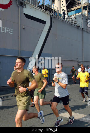 081212-N-5681S-050 Persischen Golf (12. Dezember 2008) Matrosen und Marinesoldaten zu beteiligen, in ein "halber" 10-Kilometer-Lauf auf dem Flugdeck der Mehrzweck amphibischer Angriff Schiff USS Iwo Jima (LHD-7) um den halben Punkt ihres Einsatzes zu gedenken. Iwo Jima wird eingesetzt als Teil der Iwo Jima Expeditionary Strike Group maritimer Sicherheitsoperationen in den USA unterstützen 5. Flotte Aufgabengebiet. (Foto: U.S. Navy Mass Communication Specialist 2. Klasse Michael Starkey/freigegeben) U.S. Navy 081212-N-5681S-050 Matrosen und Marinesoldaten teilnehmen, einer Stockfoto