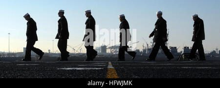 090115-1688B-095 NORFOLK (15. Januar 2009) Segler aus den amphibious Transport dock Schiff USS Nashville (LPD 13) marschieren, um die Schienen zu bemannen, sie für Afrika Partnerschaft Station (APS) 2009 verlassen. APS ist eine internationale Initiative entwickelt von Naval Forces Europe, USA und internationalen Partnern zur Verbesserung der Sicherheit im Seeverkehr und Sicherheit in Westafrika kooperativ zusammenarbeiten soll. (Foto: U.S. Navy Mass Communication Specialist 3. Klasse Matthew Bookwalter /Released) US Navy 090115-N-1688B-095-Segler marschieren man die Schienen der USS Nashville (LPD 13) Stockfoto