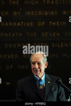 081215-N-5549O-067 ANNAPOLIS, MD. (15. Dezember 2008) Ehrenmedaille Empfänger im Ruhestand Capt.Thomas J. Hudner, Jr. Adressen Freunde, Midshipmen und mehrere Ehrengäste während seiner "Visions of Valor" Porträt Enthüllung in Bancroft Hall an der US Naval Academy. Hudner und 139 anderen militärische Ehrenmedaille Empfänger werden in die "Visions of Valor" Porträtsammlung gefeiert. Hudner ist der einzige lebende Naval Academy Absolvent mit der Medal Of Honor. (Foto: U.S. Navy Mass Communication Specialist 2. Klasse Kevin S. O'Brien/freigegeben) US Navy 081215-N-5549O-067 Ehrenmedaille Empfänger zog sich Ca Stockfoto