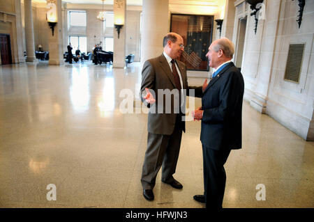 081215-N-5549O-110 ANNAPOLIS, MD. (15. Dezember 2008) Secretary Of The Navy (SECNAV) die Honorable Dr. Donald C. Winter mit der Medal Of Honor besucht im Ruhestand Marine Capt.Thomas J. Hudner, Jr. nach einem "Visions of Valor" Porträt Enthüllung in Bancroft Hall an der US Naval Academy. Hudner und 139 anderen militärische Ehrenmedaille Empfänger werden in die "Visions of Valor" Porträtsammlung gefeiert. Hudner ist der einzige lebende Naval Academy Absolvent mit der Medal Of Honor. (Foto: U.S. Navy Mass Communication Specialist 2. Klasse Kevin S. O'Brien/freigegeben) U.S. Navy 081215-N-5549O-110 Sekretär Stockfoto