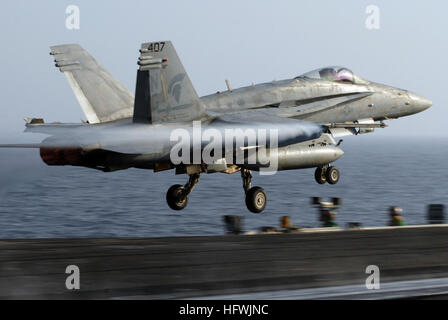 070518-N-2659P-227 Arabisches Meer (18. Mai 2007) - eine F/A - 18 C Hornet, zugeordnet zu den "Argonauten" des Strike Fighter Squadron (VFA) 147, startet aus an Bord der Träger der Nimitz-Klasse USS John C. Stennis (CVN-74). John C. Stennis Carrier Strike Group ist auf eine geplante Bereitstellung zur Unterstützung der Sicherheit im Seeverkehr Einsätze. Foto: U.S. Navy Mass Communication Specialist 3. Klasse Paul J. Perkins (freigegeben) US Navy 070518-N-2659P-227 An F-A - 18C Hornet, zugewiesen die Stockfoto