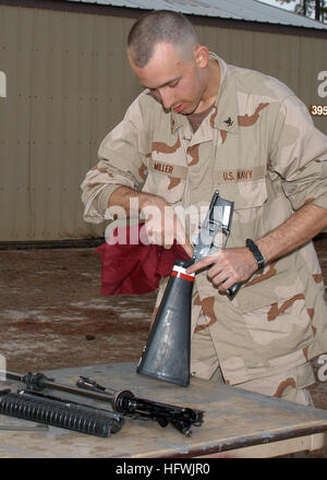 081217-N-2555T-006 FORT JACKSON, S.C (17. Dezember 2008) Gunner Mate 3. Klasse James Miller sorgt für die Funktionsfähigkeit seiner Waffe im Navy individuelle Augmentee Kampftraining (NIACT). IA Segler sind weltweit im Kampf zu unterstützen und bekämpfen Unterstützung Aufgaben bereitgestellt. (Foto: U.S. Navy Chief Masse Kommunikation Spezialist Gwen A. Truett/freigegeben) U.S. Navy 081217-N-2555T-006-Gunner Mate 3. Klasse James Miller inspiziert seine Waffe während der Reinigung Stockfoto