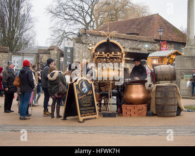 Ein Stall in Winchester Wintermarkt heißen Muttern, Getränke und Snacks zu verkaufen Stockfoto