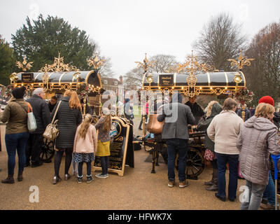 Ein Stall in Winchester Wintermarkt heißen Muttern, Getränke und Snacks zu verkaufen Stockfoto