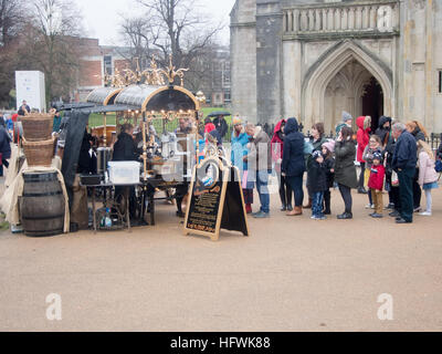 Ein Stall in Winchester Wintermarkt heißen Muttern, Getränke und Snacks zu verkaufen Stockfoto